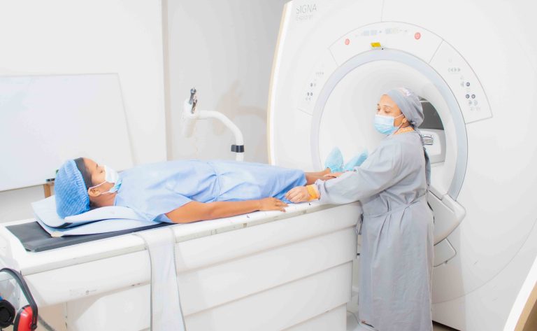 Resonancia Magnética con Contraste: ¿Por Qué se Utiliza y Cómo Afecta el Procedimiento?